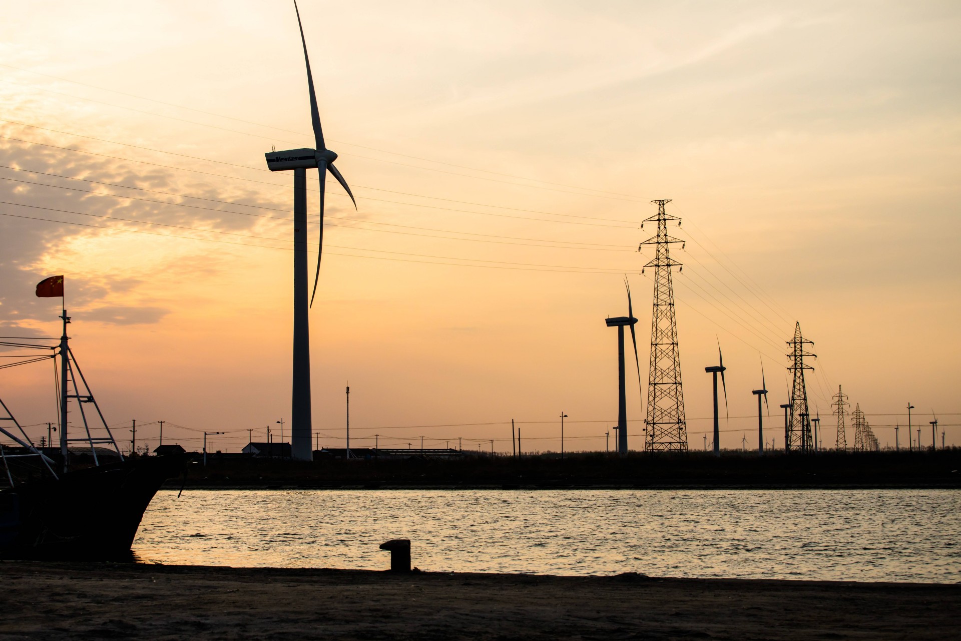 国家电网：筑牢立体屏障 防山火于未“燃”